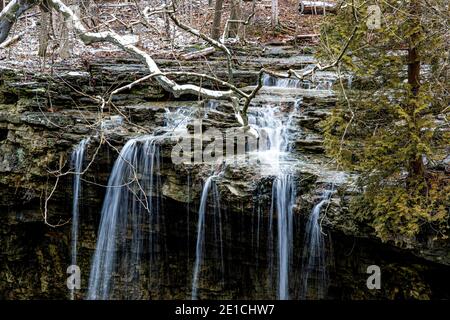 Fluss fließt über die Klippe schaffen einen schönen Wasserfall Stockfoto