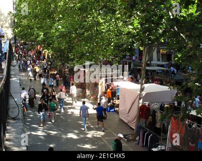 El Rastro ist der beliebteste Freiluft-Flohmarkt in Madrid (Spanien). Es findet jeden Sonntag und an Feiertagen statt. Stockfoto