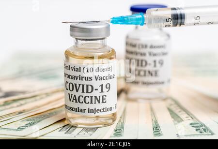 Covid-19 Coronavirus-Impfstoff mit hypodermischer Spritzennadel auf Stapel sitzend Der Barzahlung, um eine Zahlung für eine frühzeitige Impfung vorzuschlagen Stockfoto
