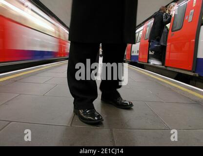 Pendler auf Londoner U-Bahn u-Netzwerk Nordlinie Bahnstation Clapham Common während der Rush hour Stockfoto