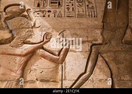 Ägypten, Luxor, Westjordanland, der Tempel von Ramesses 111 in Medinet Habu, Reliefs an den Wänden des zweiten Gerichts Stockfoto