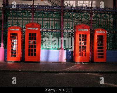 Rote Telefonzellen am Smithfield Market London die rote Telefonzelle, ein Telefonkiosk, wird als öffentliches Telefon verwendet und wurde von Sir Giles Gilbert Scott entworfen Stockfoto