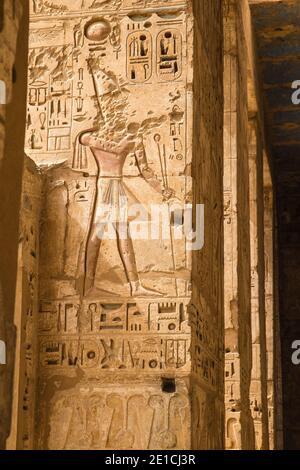 Ägypten, Luxor, West Bank, den Tempel von Ramses111 in Medinet Habu, Spalten und in der Vorhalle des zweiten Hofes Stockfoto