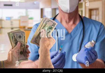 Senior Mann Krankenschwester mit Spritze bietet eine Dosis der Impfstoff gegen Bargeld, um die Prioritätslinie zu überbieten Oder Warteschlange Stockfoto