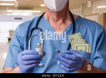 Senior Mann Krankenschwester mit Spritze Vorbereitung einer Dosis der Impfstoff gegen Bargeld, um die Prioritätslinie zu überbieten Oder Warteschlange Stockfoto