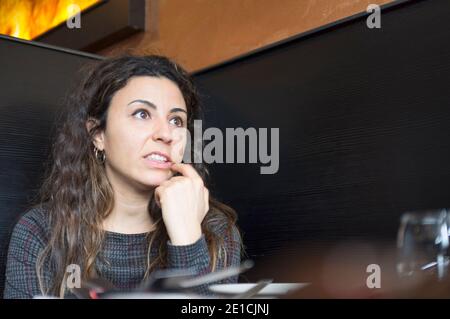 Gesichtsbildnis einer lustigen schönen Frau im Restaurant Stockfoto