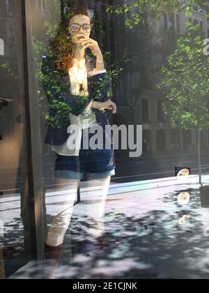 Die Einkaufsstraße von Salamanca bietet hochwertige Modekreationen Stockfoto