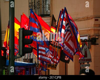 Atletico Madrid Fans sind auf dem Weg zum Stadion, um das Spiel zu sehen. Stockfoto