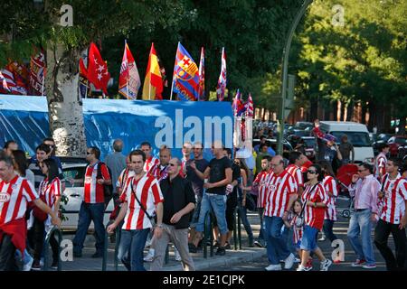 Atletico Madrid Fans sind auf dem Weg zum Stadion, um das Spiel zu sehen. Fans tragen ein Heimtrikot. Stockfoto