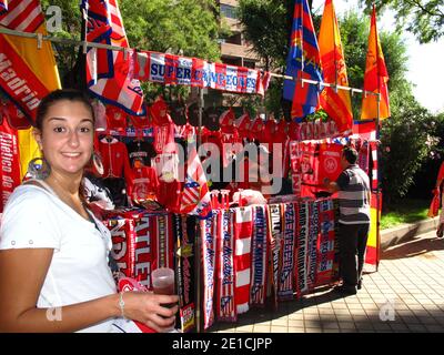 Atletico Madrid Fans sind auf dem Weg zum Stadion, um das Spiel zu sehen. Stockfoto