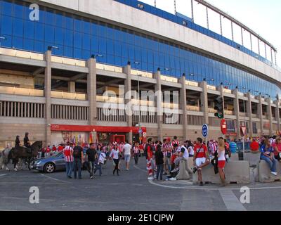 Atletico Madrid Fans sind auf dem Weg zum Stadion, um das Spiel zu sehen. Fans tragen ein Heimtrikot. Stockfoto