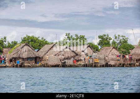 Kuna Hütten auf der Insel Cartisugtupu in der autonomen Region Guna Yala (Kuna Yala) im San Blas Archipel. Stockfoto