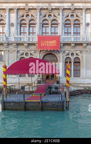 Venedig, Italien - 11. Januar 2017: Eintritt ins Casino am Canal Grande in Venedig, Italien. Stockfoto