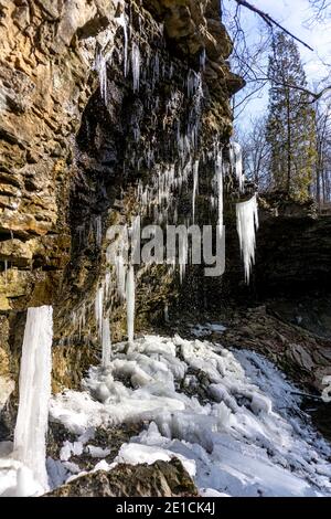 Fluss fließt über die Klippe schaffen einen schönen Wasserfall Stockfoto