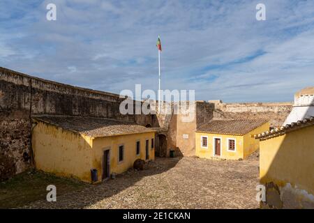 Castro Marim, Portugal - 5. Januar 2021: Blick auf den Hof und die Gebäude des Schlosses in Castro Marim Stockfoto