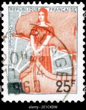 Sankt Petersburg, Russland - 27. September 2020: Briefmarke gedruckt in Frankreich mit dem Bild der Marianne im Boot, um 1959 Stockfoto