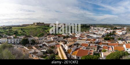 Castro Marim, Portugal - 5. Januar 2020: Das malerische Dorf Castro Marim und Schloss dahinter Stockfoto