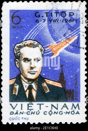 Sankt Petersburg, Russland - 12. November 2020: Stempel gedruckt in Vietnam mit dem Bild des Major Titov und Rakete, um 1961 Stockfoto