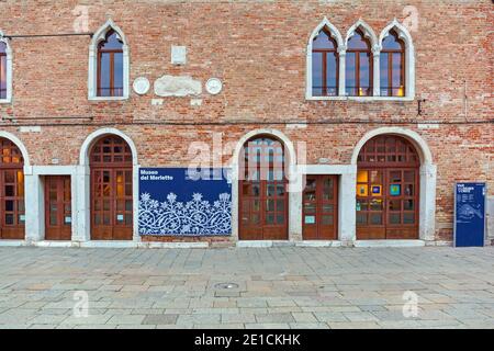 Burano, Italien - 10. Januar 2017: Eintritt zum Merletto Museum auf der Insel Burano in Venedig, Italien. Stockfoto