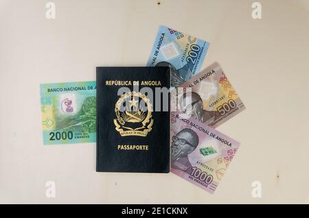Ein angolanischen Pass und eine neue Serie von angolanischen Banknoten kwanza Stockfoto