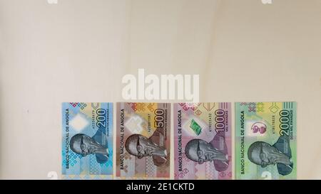 Overhead-Aufnahme der angolanischen Kwanzas Banknoten neue Serie auf Ende 2020 Stockfoto