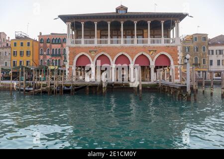 Venedig, Italien - 11. Januar 2017: Historischer Fischmarkt Rialto am Canal Grande in Venedig, Italien. Stockfoto