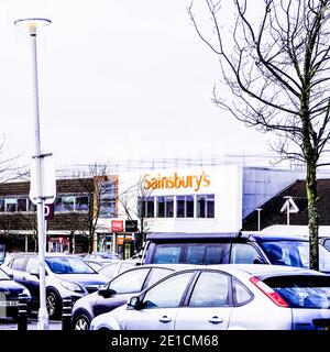 London UK, Januar 06 2021, Autos geparkt in EINEM Sainsburys Supermarkt Kunden Parkplatz Stockfoto