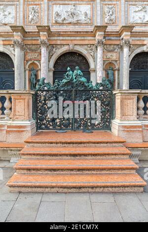 Venedig, Italien - 9. Januar 2017: Geschlossenes Tor am Markusplatz Campanile Glockenturm Touristenattraktion in Venedig, Italien. Stockfoto