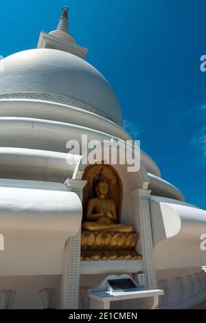 Unawatuna, Sri Lanka, Asien: Sitzende Buddha-Statue in der Rumassala Friedenspagode Stockfoto