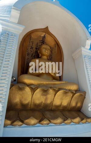 Unawatuna, Sri Lanka, Asien: Sitzende Buddha-Statue in der Rumassala Friedenspagode Stockfoto