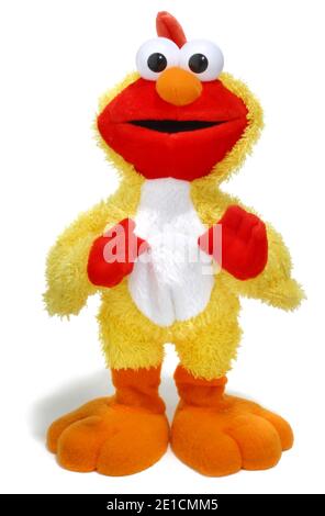 Elmo gekleidet als Big Bird Plüschtier auf weißem Hintergrund fotografiert. Stockfoto