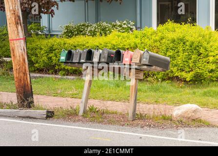 Reihe von alten traditionellen amerikanischen Briefkästen entlang einer Long Grove Road, USA Stockfoto