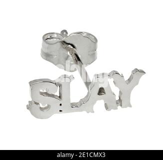Silberner „Lay“-Ohrring, entworfen von Wendy Brandes, fotografiert auf einem Weißer Hintergrund