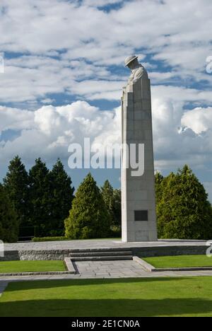 "Der brütende Soldat" ist ein kanadisches Denkmal zu Ehren seiner Soldaten aus dem Ersten Weltkrieg in St. Julien, in der Nähe von Ypern, Belgien. Stockfoto