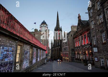 Weihnachtslicht entlang der Royal Mile, Edinburgh, Schottland. Winter 2020. Mit Blick auf die Hexerei, neben dem Schloss und dem Turm von ‘Tollbooth Kirk’ Stockfoto