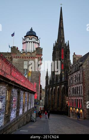 Weihnachtslicht entlang der Royal Mile, Edinburgh, Schottland. Winter 2020. Mit Blick auf die Hexerei, neben dem Schloss und dem Turm von ‘Tollbooth Kirk’ Stockfoto