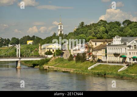 Tweretskaja Ufer des Flusses Twerza in Torschok. Tver-Region. Russland Stockfoto