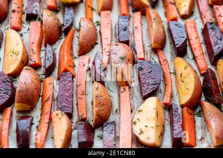 Restaurant, Vegetarismus, schnelles, gesundes Essen, Rezepte Konzepte - rohe Schnittkartoffeln Karotten, Rüben mit würzidem Dill. Frisches mariniertes Gemüse in Stockfoto