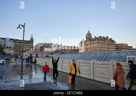 Waverley Bridge in Edinburgh, mit dem Balmoral Hotel im Hintergrund Stockfoto