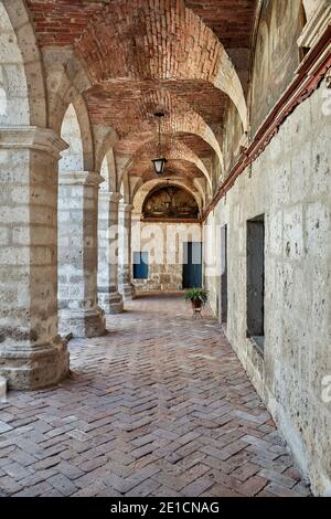 Flur, Bögen und Säulen, Anfänger Kloster Monasterio de Santa Catalina (Kloster der Hl. Katharina), Arequipa, Peru Stockfoto