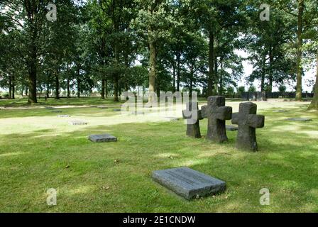 Steinkreuze markieren die Gräber deutscher Soldaten auf dem Friedhof des Ersten Weltkriegs in Langemark, Belgien. Stockfoto