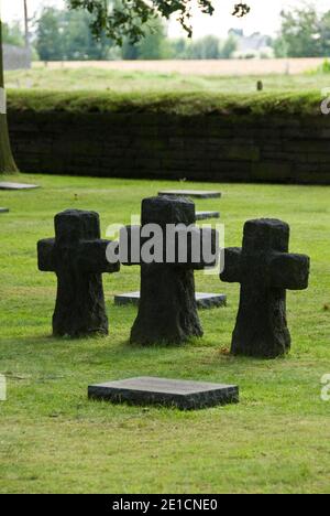 Steinkreuze markieren die Gräber deutscher Soldaten auf dem Friedhof des Ersten Weltkriegs in Langemark, Belgien. Stockfoto