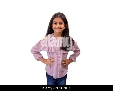 Porträt eines ute stilvolle kleine indische Mädchen mit langen Haaren und Händen in der Tasche trägt stilvolle jean und Tops. Stockfoto