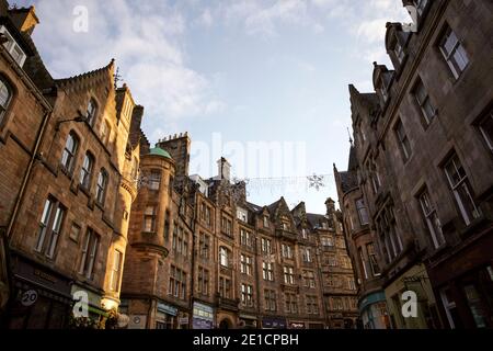 Dächer, Fenster und Stadtarchitektur rund um Edinburgh Schottland Großbritannien. Goldenes Winterlicht Stockfoto