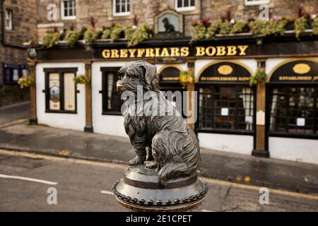 Greyfriars Bobby Statue in Edinburgh, Schottland, der Skye Terrier Hund, die Geschichte und die Kneipe, 19. Jahrhundert. Stockfoto