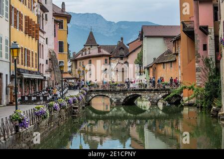 Annecy Frankreich 17. Juli 2015 : Touristen und Restaurants in der schönen Stadt Annecy Stockfoto