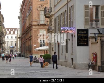 Turin, Italien - september 2020: Bürger gehen entlang der Accademia delle Scienze Straße Stockfoto