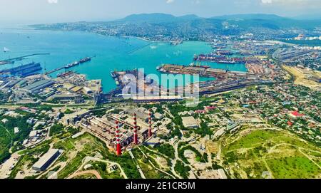 Meeresbucht in der Nähe der Stadt Noworossijsk. Strände und Hafen. Stockfoto