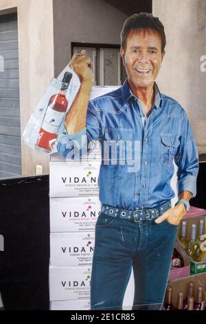 Weinladen Display Karton aus Cliff Richard geschnitten Werbung für seinen Vida Nova Wein in Albufeira Portugal, Cliff Richards Weingut Vineyard ist in Guia A Stockfoto