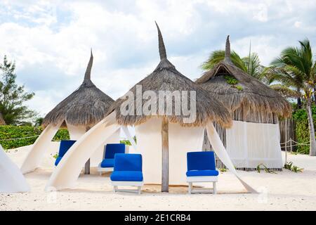 Reetdachhütten an einem Strand in Tulum, Mexiko Stockfoto